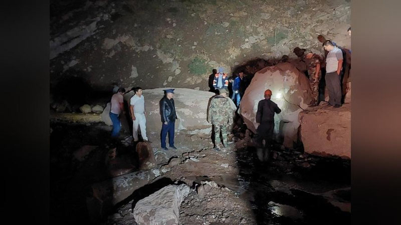 'Surxondaryoda sel kelishi oqibatida dovon yo`li yopilib qoldi'ning rasmi