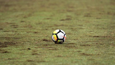 'Turkiyada futbolchi stadionga qo`lida ustara tig`i bilan tushdi 'ning rasmi