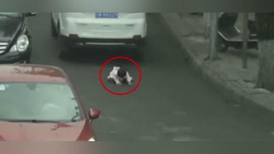 '​Xitoyda 2 yoshli qizaloq ikki marta avtomobil tagida qoldi (Video)'ning rasmi