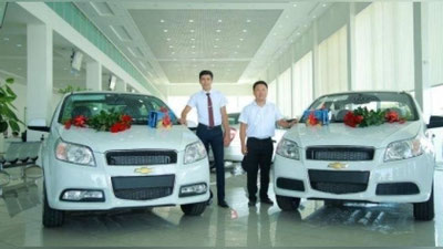 Изрображение 'ПЕРВЫМ ПОКУПАТЕЛЯМ НОВЫХ "NEXIA" ВРУЧИЛИ КЛЮЧИ'