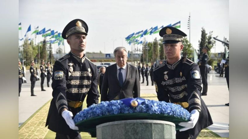 Изрображение 'Антониу Гутерриш после прибытия в Ташкент посетил парк «Янги Узбекистон»'