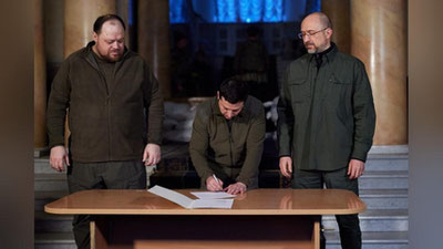 'Зеленский Украинанинг ЕИга аъзо бўлиши учун аризани имзолади (фото)'ning rasmi