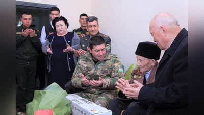 'Mudofaa vaziri o`rinbosari nukuslik Ikkinchi jahon urushi qatnashchisining holidan xabar oldi'ning rasmi