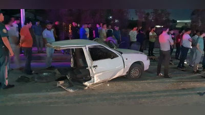 Изрображение 'В Самарканде "Нексию" в результате удара об столб "разделило" пополам'