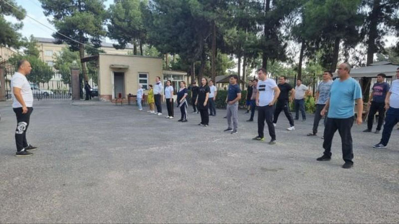 'Andijonda Markaziy bank xodimlari viloyat hokimining topshirig`iga ko`ra, ertalab badantarbiya qilishdi'ning rasmi