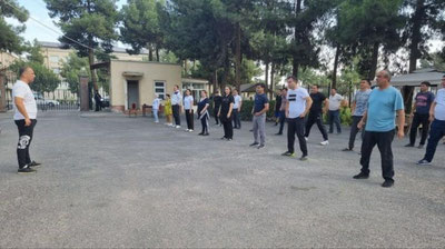 'Andijonda Markaziy bank xodimlari viloyat hokimining topshirig`iga ko`ra, ertalab badantarbiya qilishdi'ning rasmi