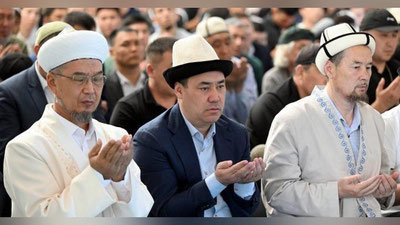 'Sadir Japarov hayit namozida ishtirok etdi'ning rasmi