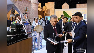 'Президент Самарқанддаги “Буюк ипак йўли” халқаро туризм марказида ташкил этилган Ўзбекистоннинг туризм салоҳияти кўргазмаси билан танишди'ning rasmi