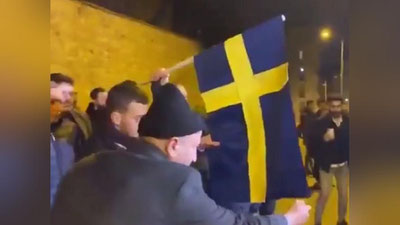 'Turklar Qur`onning yoqib yuborilishiga javoban Shvesiya bayrog`ini yoqishdi (video)'ning rasmi