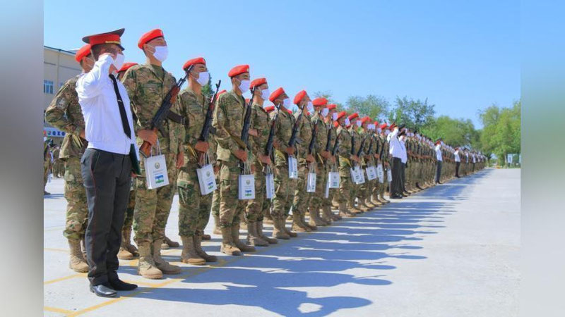 'Nukus garnizonida askarlarning Vatanga qasamyod qabul qilish marosimi bo`lib o`tdi'ning rasmi