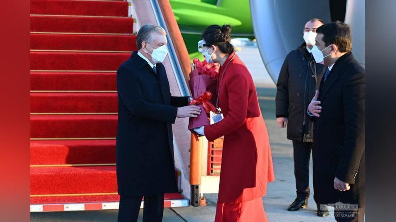 Изрображение 'Шавката Мирзиёева встретили в аэропорту Пекина (фото)'