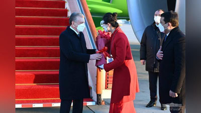 Изрображение 'Шавката Мирзиёева встретили в аэропорту Пекина (фото)'