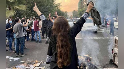 'Эрон ҳукумати хижобсиз аёлларни аниқлаш ва жазолаш учун жамоат жойларига камералар ўрнатмоқда'ning rasmi