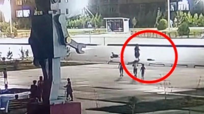 Изрображение 'В Карши водитель сбил женщину с коляской на переходе: ребенок скончался (видео, 18+)'