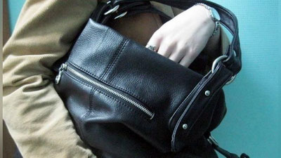 'Samarqandlik ayol bolalariga qarash uchun tanishidan yordam so`radi. U esa ayolning uyini talon-taroj qildi'ning rasmi