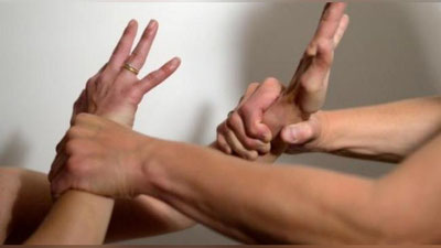 'Китоб туманида қиз таниш йигити уни дала ҳовлига олиб бориб, зўрлаганини айтмоқда. Прокуратура жиноят иши очди'ning rasmi