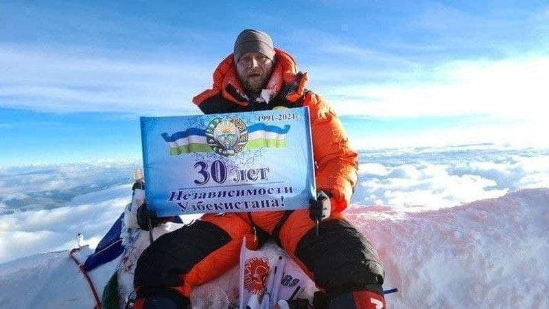 'O`zbekiston bayrog`i ilk bor Everest cho`qqisiga ko`tarildi'ning rasmi