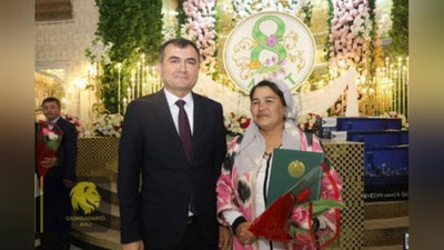 'Prezident tibbiy chaqiriqlarga eshakda qatnagan hamshirani orden bilan taqdirladi'ning rasmi