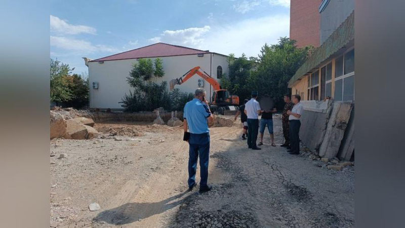 'Navoiyda 3 tup tut daraxtini kestirib tashlagan rahbar 92 mln so`m jarimaga tortildi'ning rasmi