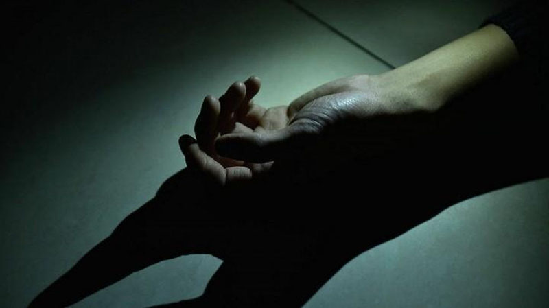 'Қашқадарёда 18 ёшли қиз уйи ёнидан пичоқланган ҳолда топилди'ning rasmi