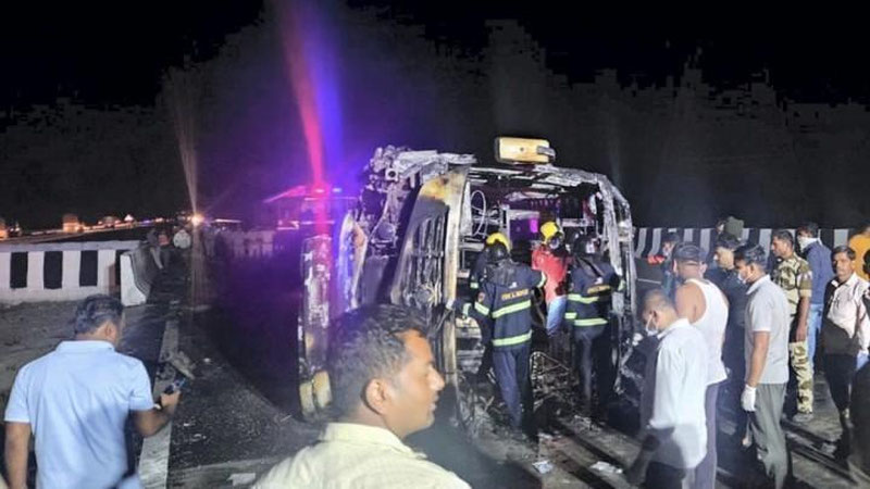 'Hindistonda sayyohlar bo`lgan avtobus yonib ketdi, 25 kishi halok bo`ldi'ning rasmi