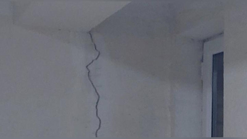 'Toshkentda ko`p qavatli uyning yo`lagida yoriqlar paydo bo`ldi'ning rasmi