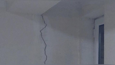 'Toshkentda ko`p qavatli uyning yo`lagida yoriqlar paydo bo`ldi'ning rasmi