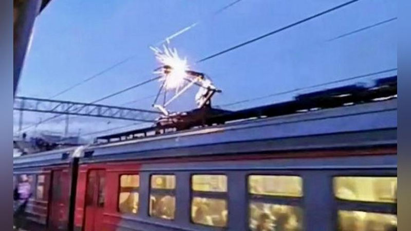 Изрображение 'В Ташкенте парень получил сильнейший удар током, пытаясь сделать селфи на крыше вагона'
