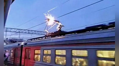 Изрображение 'В Ташкенте парень получил сильнейший удар током, пытаясь сделать селфи на крыше вагона'