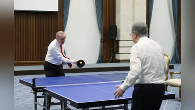 'Эрдоған ва Токаев стол тенниси ўйнашди'ning rasmi