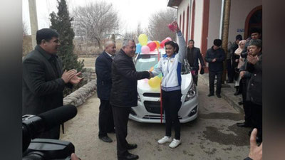'Ellikqal`ada sportchi qizga Spark avtomobili topshirildi'ning rasmi