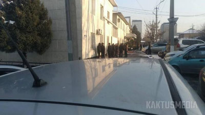 'Qirg`izistonda MXX binosiga IIV bostirib kirdi va bir nechta mas`ullarni qamoqqa oldi'ning rasmi