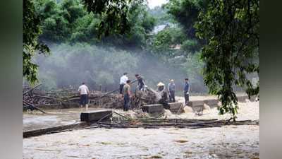 Изрображение 'В Китае из-за оползней и наводнений погибли 9 человек (видео)'