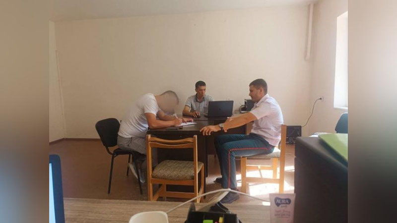'Toshkent viloyatida Spark haydovchisi chiqindi uloqtirgani uchun qariyb 1 mln so`m jarimaga tortildi'ning rasmi