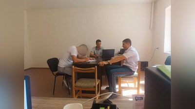 'Toshkent viloyatida Spark haydovchisi chiqindi uloqtirgani uchun qariyb 1 mln so`m jarimaga tortildi'ning rasmi