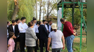 'Isroil elchisi mehribonlik uyi tarbiyalanuvchilari bilan tomchilab sug`oriladigan bog` yaratmoqchi'ning rasmi