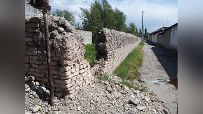 'Farg`onadagi maktablardan birida noqonuniy qurilgan tovuq kataklari va oxurlar buzib tashlandi (foto)'ning rasmi