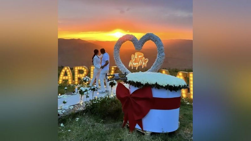 Изрображение 'Глава Кыргызстана извинился за пышную церемонию предложения руки и сердца его племяннице'