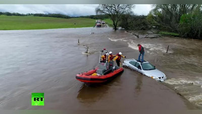 'Калифорнияда қутқарувчилар кучли оқимда қолиб кетган ҳайдовчини қутқаришди (Видео)'ning rasmi