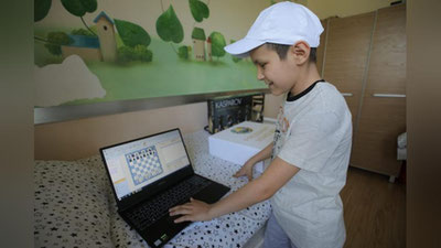 'Prezident sovg`asi: 10 yoshli shaxmatchiga eng zamonaviy shaxmat dasturlari jamlangan kompyuter topshirildi (foto)'ning rasmi