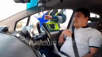 'Qashqadaryoda haydovchi YPX xodimini savodsizlikda ayblab, masxara qildi (Video)'ning rasmi