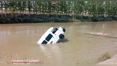 Изрображение 'В Намангане сразу два автомобиля "Дамас" оказались в канале: видео от спасателей'