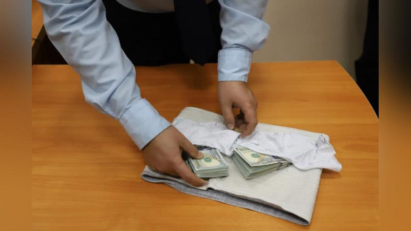 'Урганч аэропортида 22 минг 900 АҚШ долларини белига боғлаб, олиб чиқишга уринган шахс қўлга олинди'ning rasmi