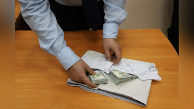 'Урганч аэропортида 22 минг 900 АҚШ долларини белига боғлаб, олиб чиқишга уринган шахс қўлга олинди'ning rasmi