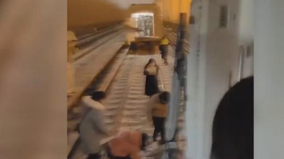 Изрображение 'Вагоны поезда разъединились в метро Пекина: более 30 пострадавших (видео)'