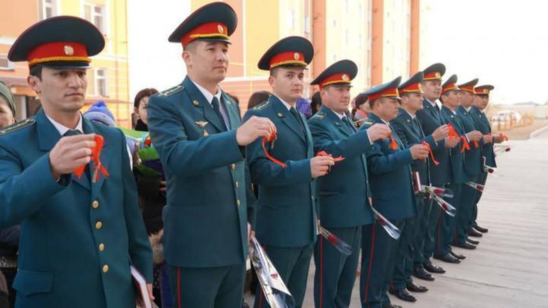 'Нукусда байрам арафасида орган ходимларига янги уйларнинг калити топширилди'ning rasmi