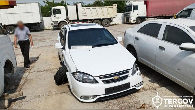 'Toshkentda avtomoykadan olib qochilgan avtomashina YTXga uchrab tashlab ketilgan holatda topilgan'ning rasmi