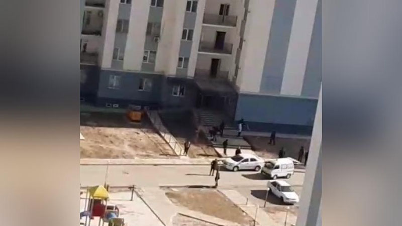 Изрображение 'В комплексе "Qarshi city" с верхних этажей здания упал человек'