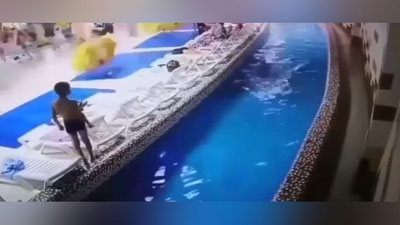 Изрображение 'В Астане женщина-полицейский спасла тонущего мальчика: момент попал на видео'