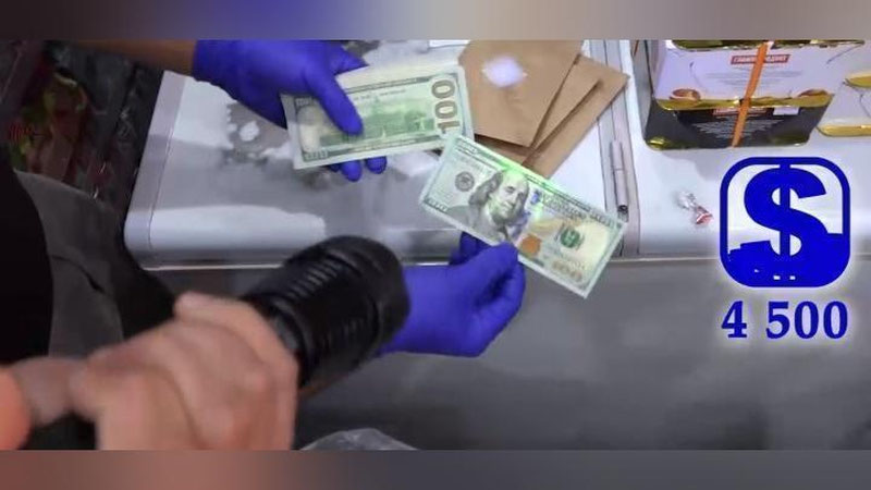 Изрображение 'Сотрудник налоговой инспекции Янгиюля задержан при получении взятки (видео)'